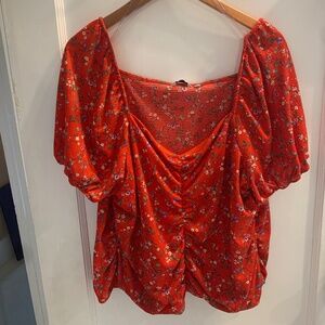 FLIRTY & CUTE NEVER WORN Sweetheart Neckline Ruched Short Sleeve Top!